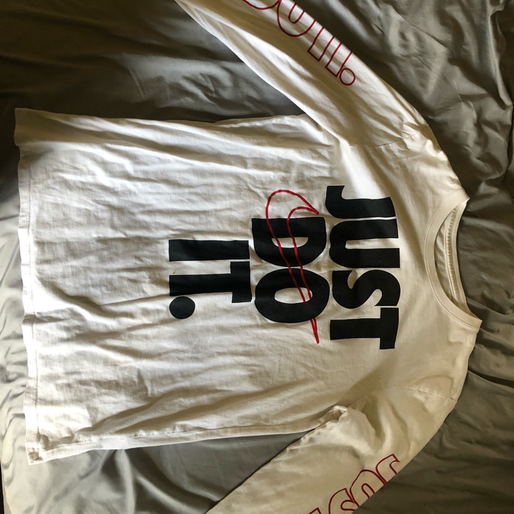 white mens nike shirt